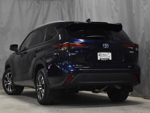 Used 2024 Toyota Highlander XLE AWD/4WD image 2
