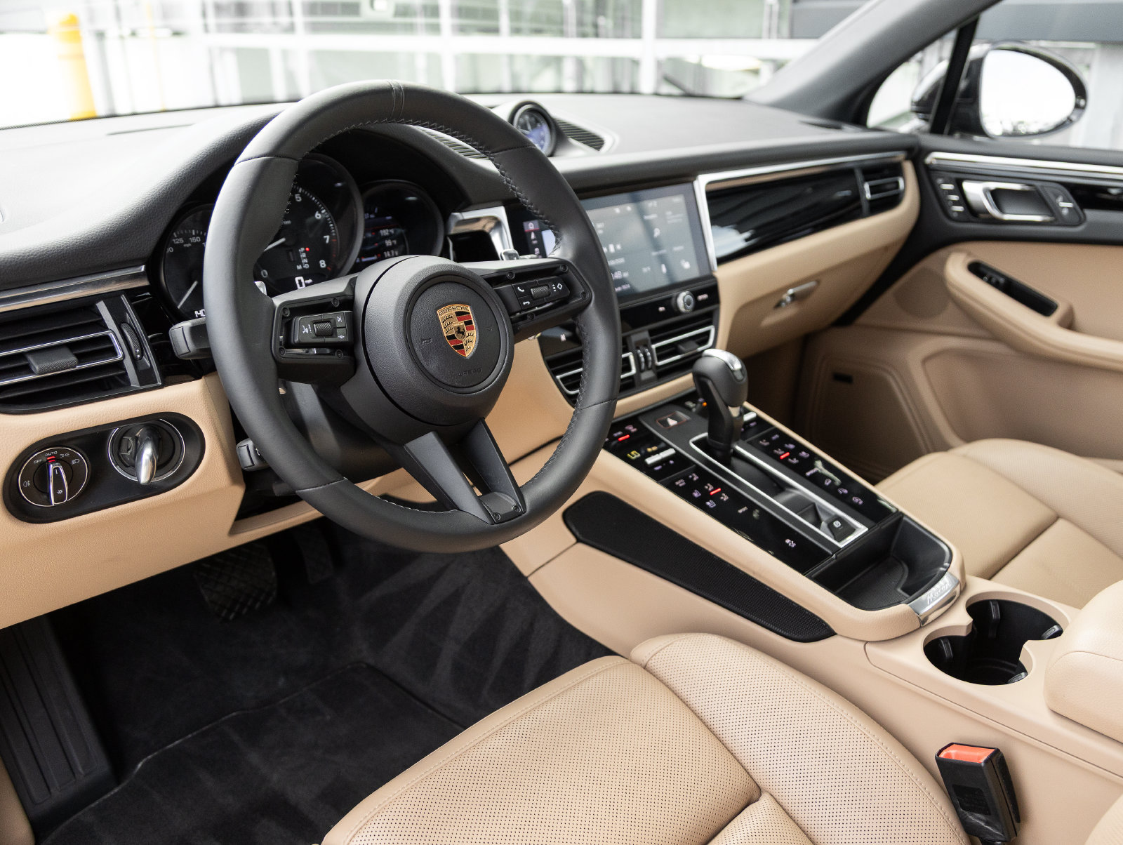 Certified 2024 Porsche Macan AWD/4WD image 4