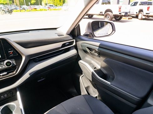 Used 2023 Toyota Highlander L image 10