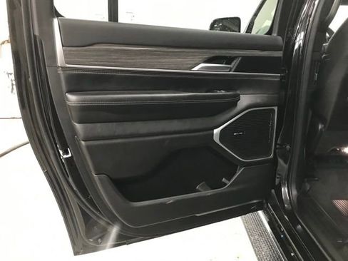 Used 2024 Jeep Wagoneer L Series II w/ Flexible Seating Group image 19