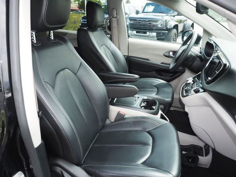 Used 2024 Chrysler Pacifica Touring-L FWD image 20
