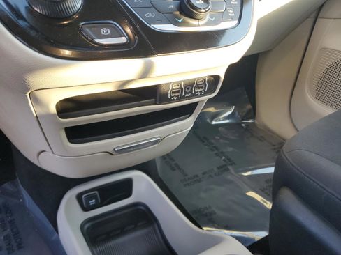 Used 2023 Chrysler Voyager LX image 23