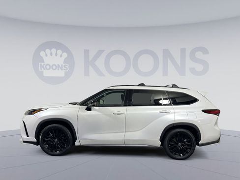 Used 2023 Toyota Highlander XSE image 2