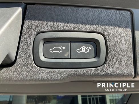 Used 2021 Volvo XC60 T5 Momentum w/ Premium Package image 23