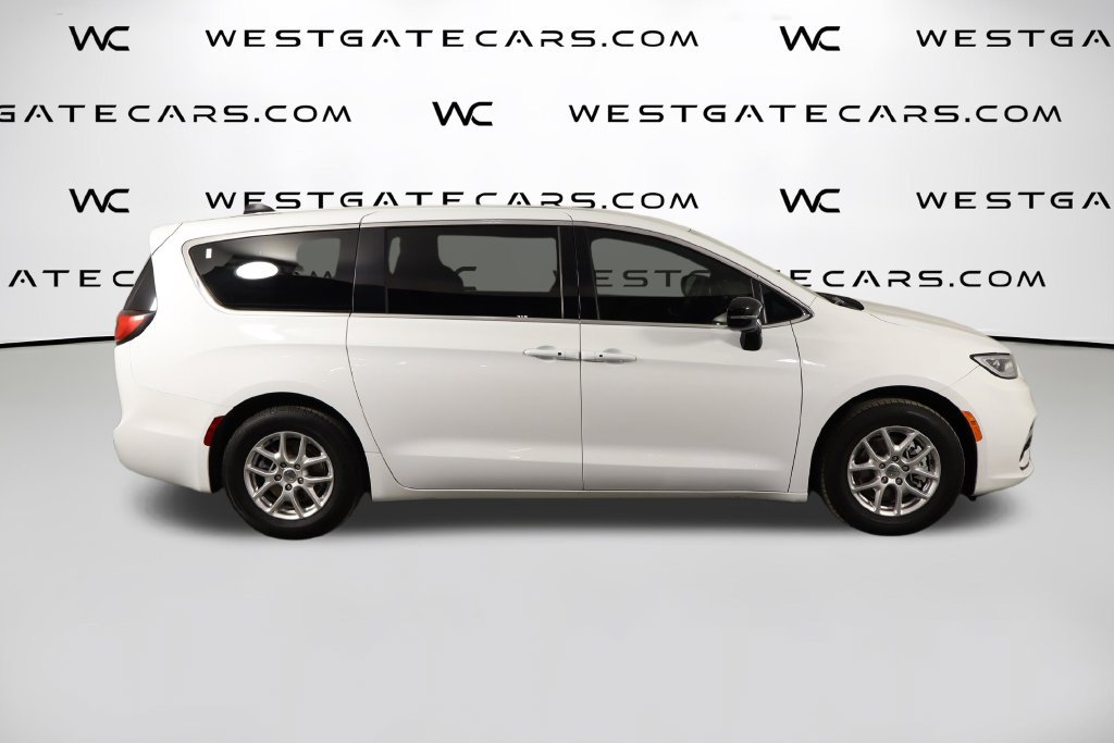 Used 2025 Chrysler Pacifica Select FWD image 50