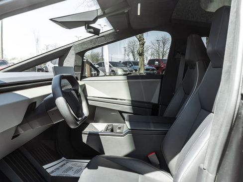 Used 2025 Tesla Cybertruck AWD Crew Cab image 23