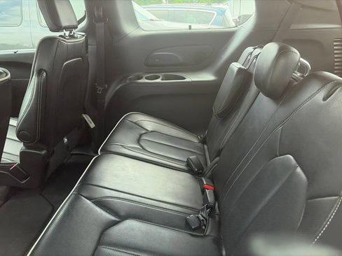 Certified 2025 Chrysler Pacifica Limited FWD image 9