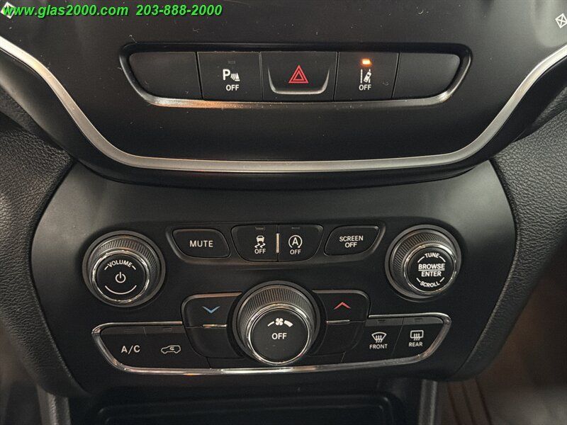 Used 2021 Jeep Cherokee Latitude Plus AWD/4WD image 27