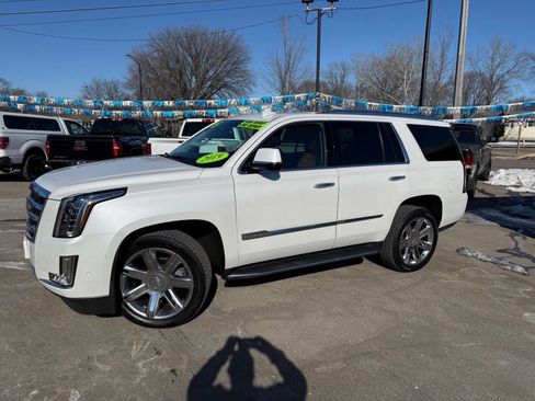 Used 2019 Cadillac Escalade Luxury image 3