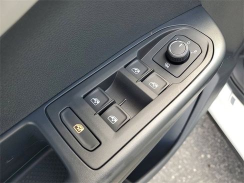 Certified 2025 Volkswagen Taos SE w/ Panoramic Sunroof Package image 15