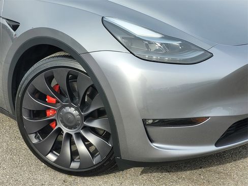 Used 2024 Tesla Model Y Performance image 9