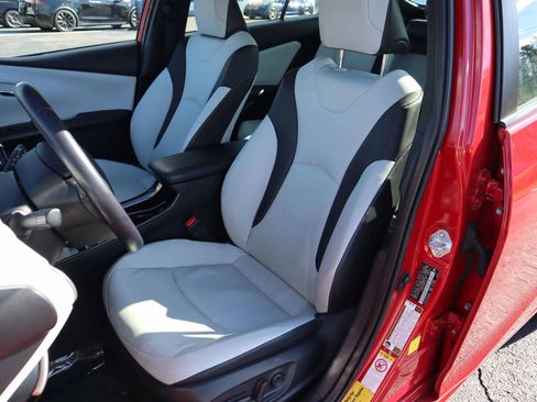 Used 2020 Toyota Prius XLE FWD image 2
