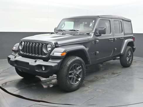 Used 2025 Jeep Wrangler Unlimited Sport AWD/4WD image 4