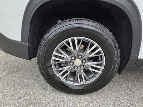 Used 2025 Chevrolet Traverse LT image 23