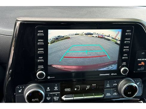 Used 2022 Toyota Highlander XLE FWD image 23