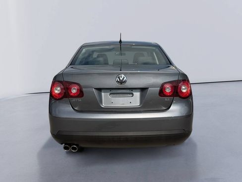Used 2010 Volkswagen Jetta Limited Edition FWD image 4