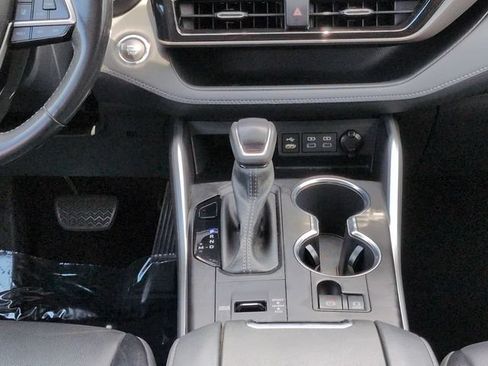 Used 2022 Toyota Highlander XLE FWD image 19