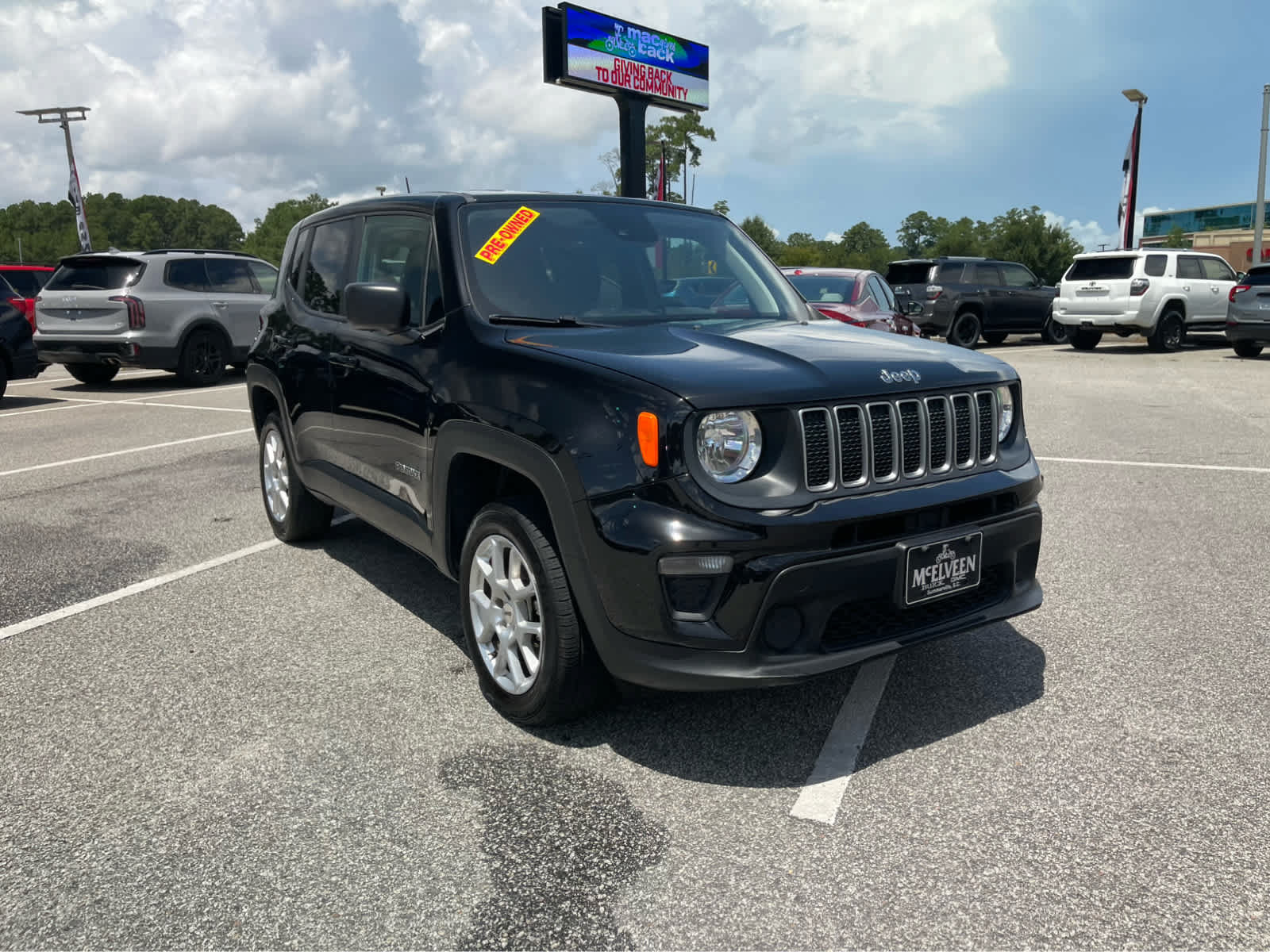 Used 2023 Jeep Renegade Latitude AWD/4WD image 3