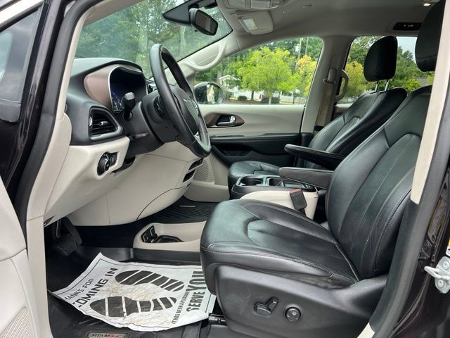 Used 2018 Chrysler Pacifica Touring-L FWD image 11