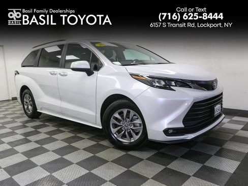 Used 2025 Toyota Sienna XLE image 1