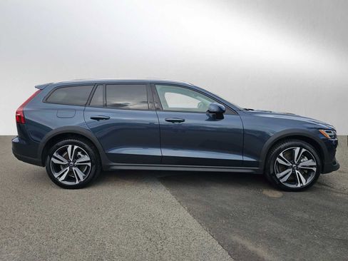Certified 2025 Volvo V60 B5 Cross Country Plus image 2