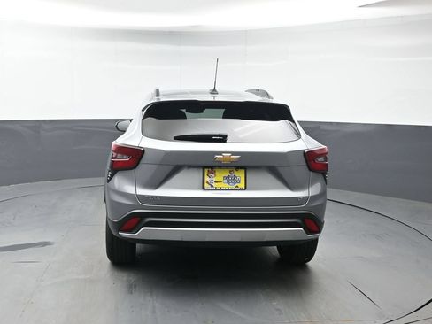 Used 2025 Chevrolet Trax LT FWD image 5