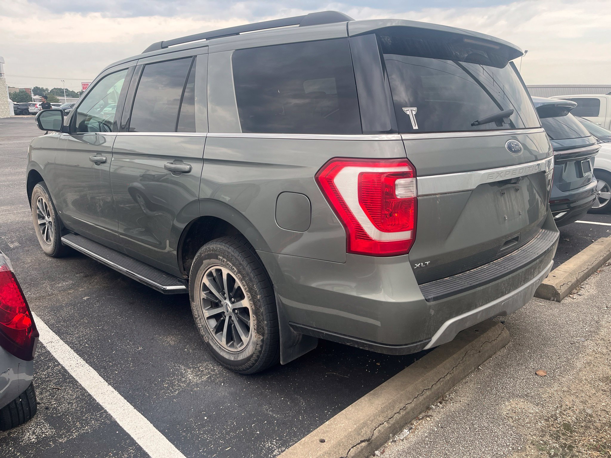 Used 2019 Ford Expedition XLT w/ Equipment Group 202A AWD/4WD image 4