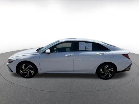 Used 2025 Hyundai Elantra SEL FWD image 7