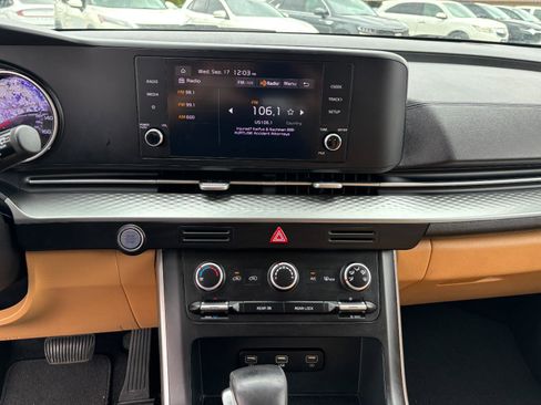 Used 2023 Kia Carnival LX image 18