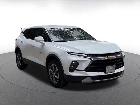 Used 2025 Chevrolet Blazer LT FWD image 3