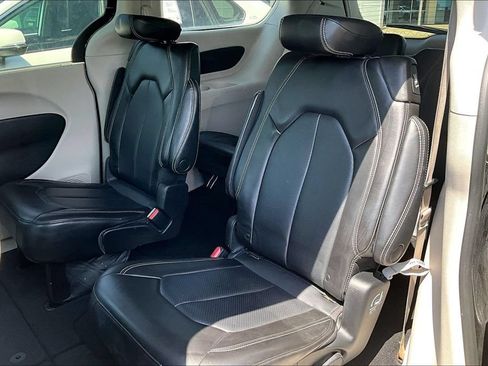 Used 2023 Chrysler Pacifica Touring-L FWD image 10