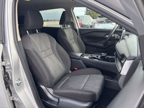 Used 2025 Nissan Rogue SV FWD image 38