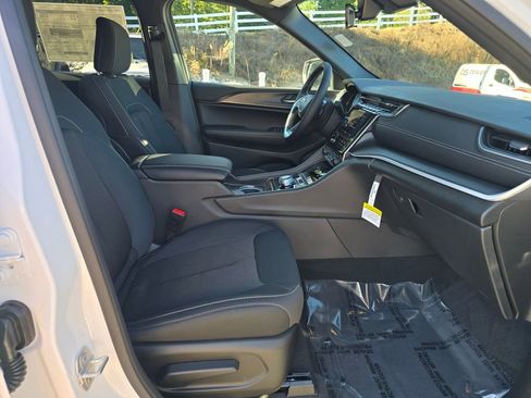 New 2025 Jeep Grand Cherokee Laredo X w/ Luxury Tech Group I image 26