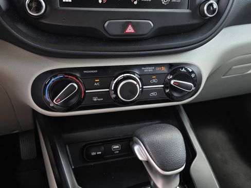 Used 2025 Kia Soul LX w/ LX Technology Package FWD image 17