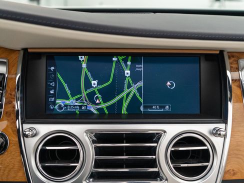 Used 2019 Rolls-Royce Dawn image 17