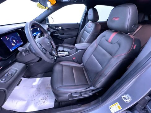 Used 2025 Chevrolet Trax RS w/ Sunroof Package FWD image 14