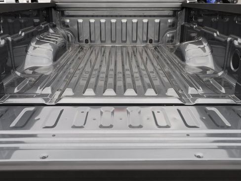 Used 2025 Nissan Frontier SV image 7