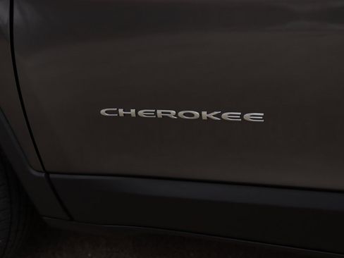 Used 2022 Jeep Cherokee Latitude Lux w/ Sun & Sound Group image 36