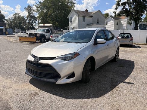Used 2018 Toyota Corolla LE FWD image 2