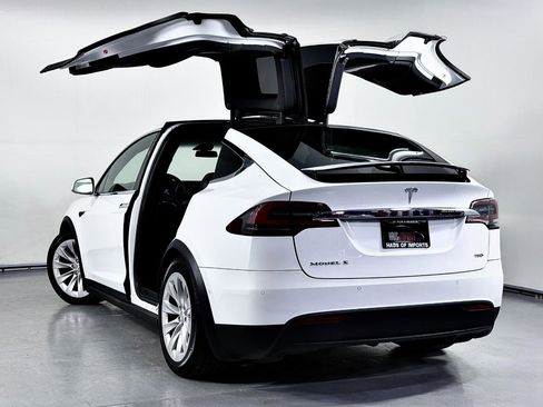 Used 2018 Tesla Model X 75D image 19