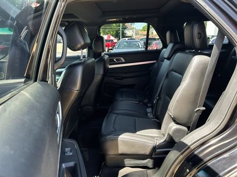 Used 2017 Ford Explorer XLT w/ Equipment Group 202A AWD/4WD image 17