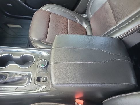 Used 2023 Chevrolet Traverse High Country FWD image 24
