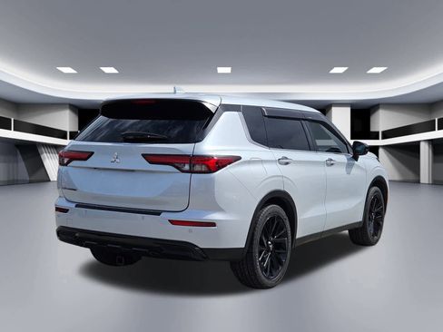 Used 2022 Mitsubishi Outlander SE image 6