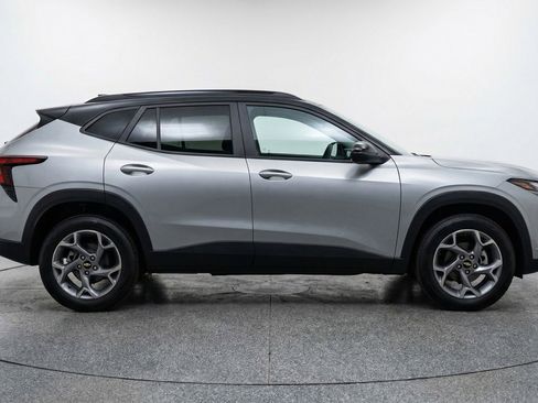 Used 2025 Chevrolet Trax LT w/ LT Convenience Package FWD image 11