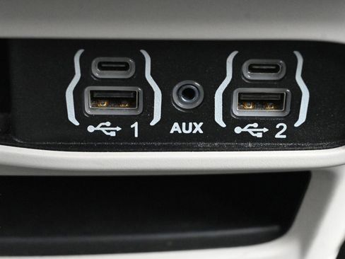 Used 2023 Chrysler Voyager LX image 22