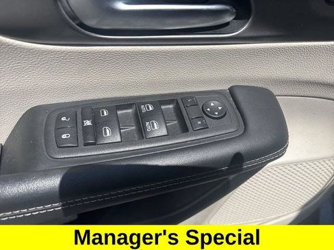 Used 2023 Chrysler Pacifica Touring-L FWD image 14