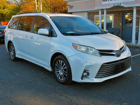 Used 2020 Toyota Sienna XLE image 5