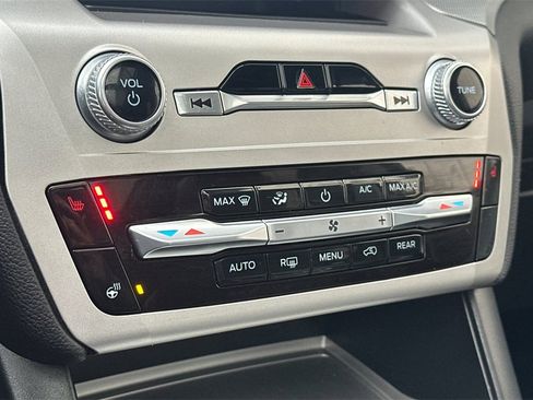 Used 2022 Ford Explorer XLT image 24