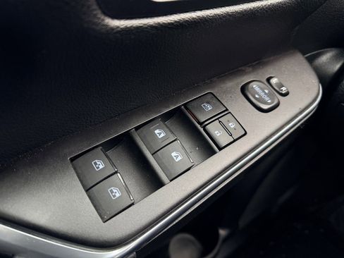 Used 2017 Toyota Camry SE image 9