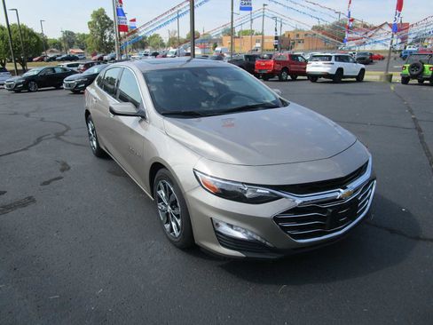 Used 2024 Chevrolet Malibu LT image 2